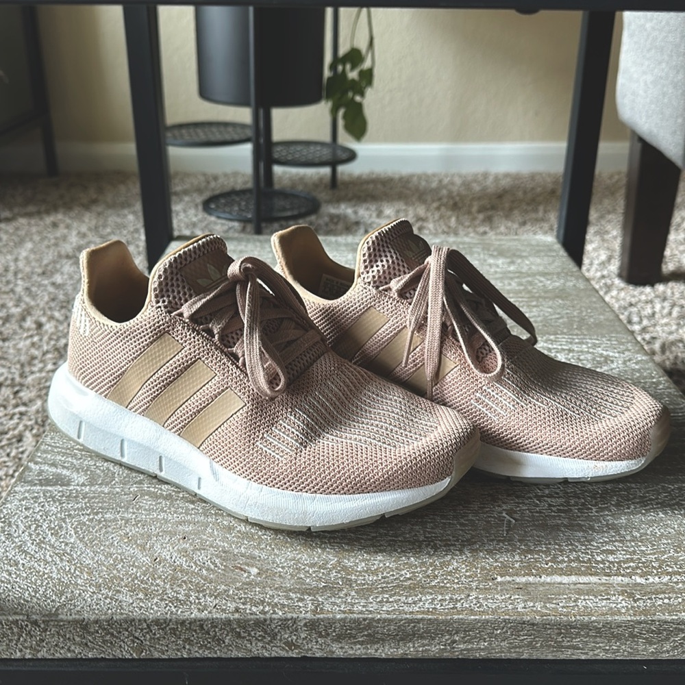 Adidas Womens swift run shoes size 7. Tan and white